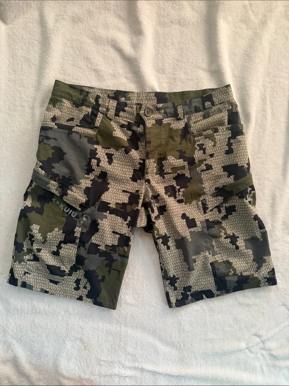 KUIU Men’s Camo Cargo Shorts - Olive Green & Black